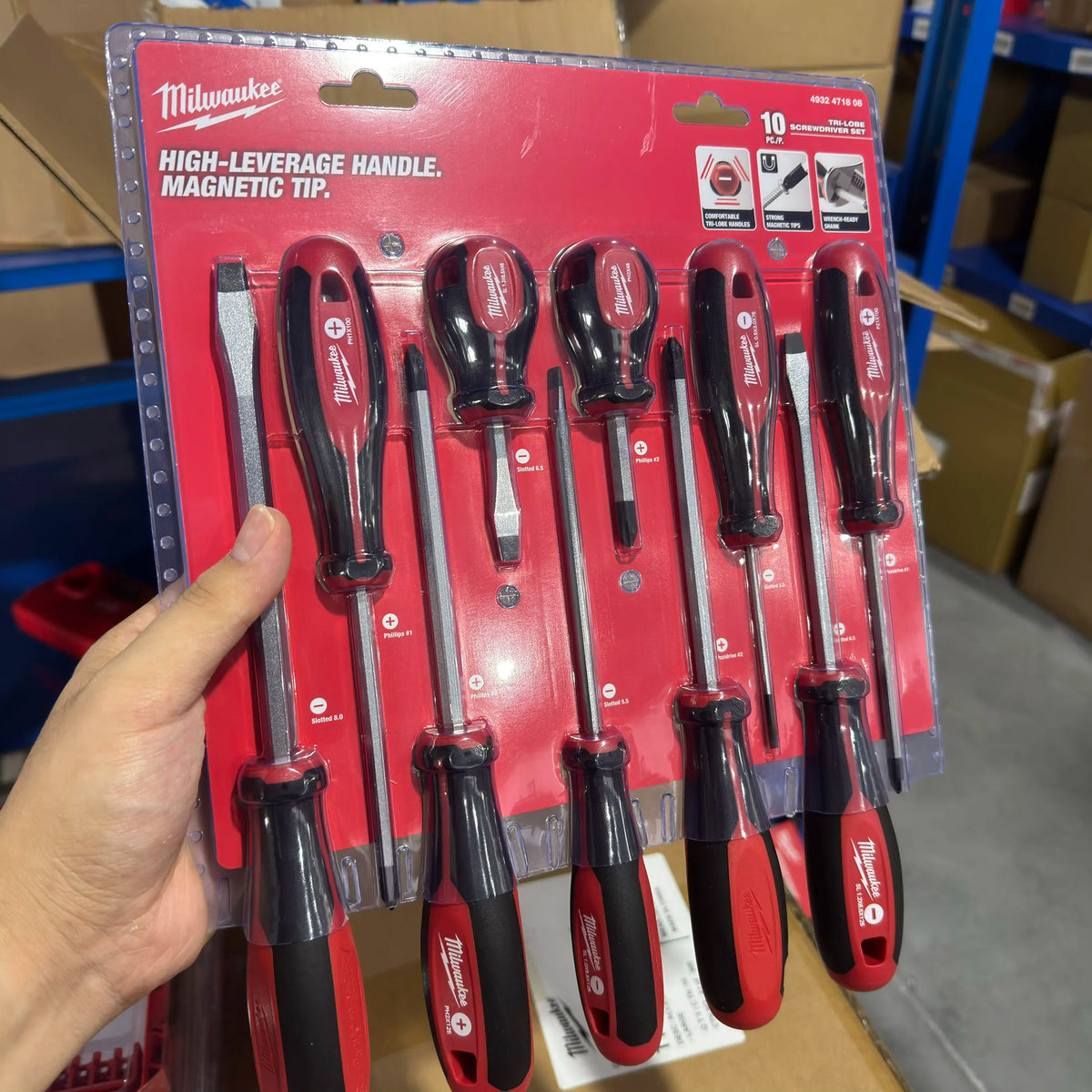 Milwaukee 4932471808 8-Piece Screwdriver Set, Red/Black Ergonomic Handles, Magnetic Tips for Fastening in DIY & Pro Work