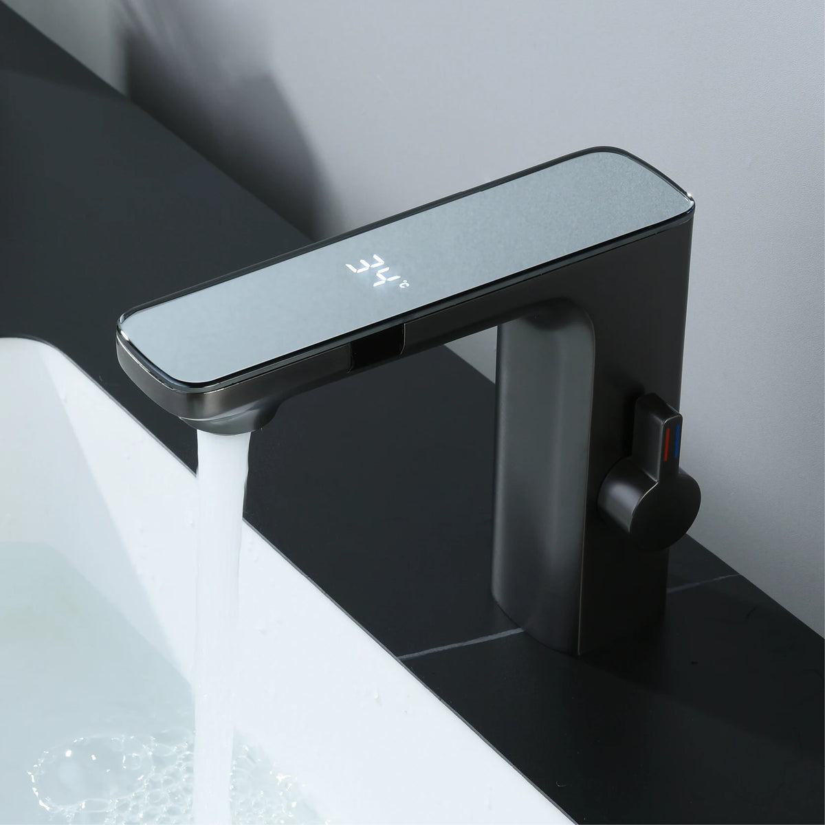 White Intelligent Brass Bathroom Faucet, Induction Design with LED Temperature Display, Single-Hole Single-Handle Hot and Cold Basin Tap