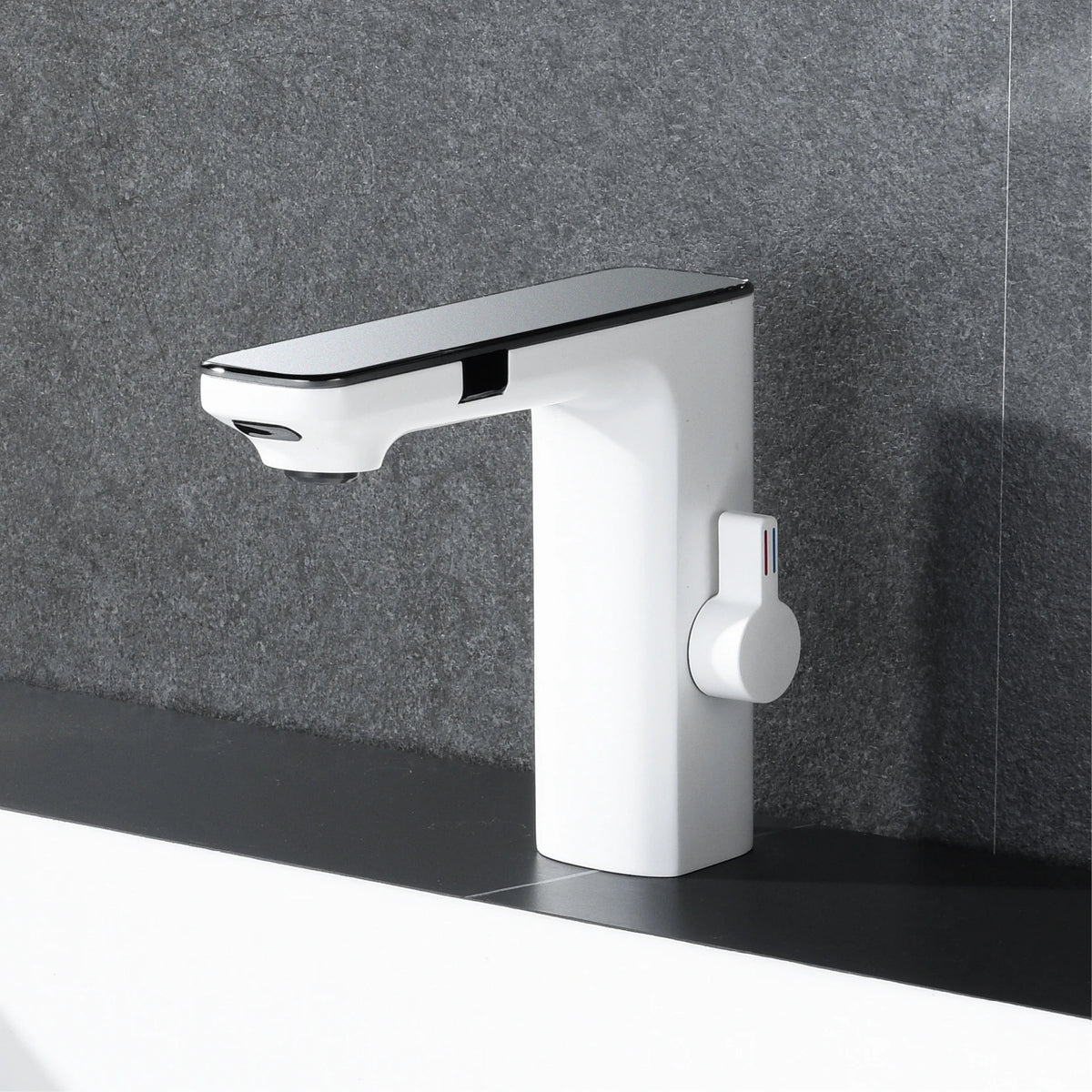 White Intelligent Brass Bathroom Faucet, Induction Design with LED Temperature Display, Single-Hole Single-Handle Hot and Cold Basin Tap