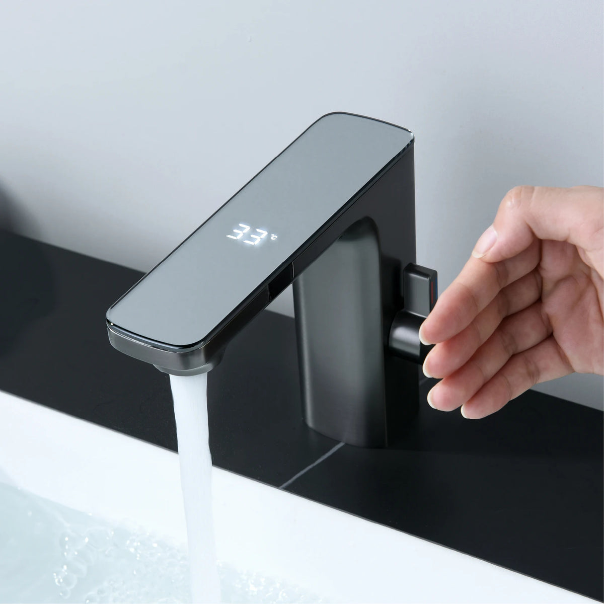 White Intelligent Brass Bathroom Faucet, Induction Design with LED Temperature Display, Single-Hole Single-Handle Hot and Cold Basin Tap