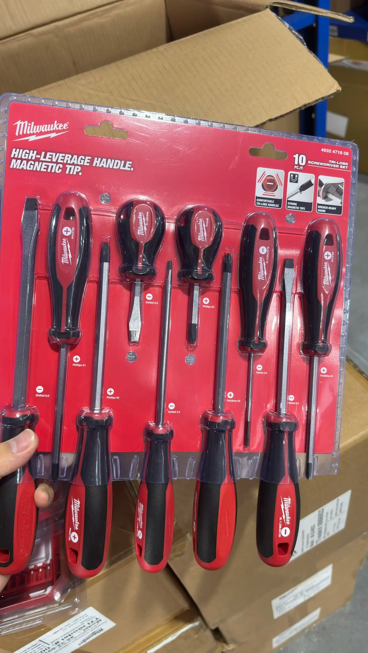 Milwaukee 4932471808 8-Piece Screwdriver Set, Red/Black Ergonomic Handles, Magnetic Tips for Fastening in DIY & Pro Work